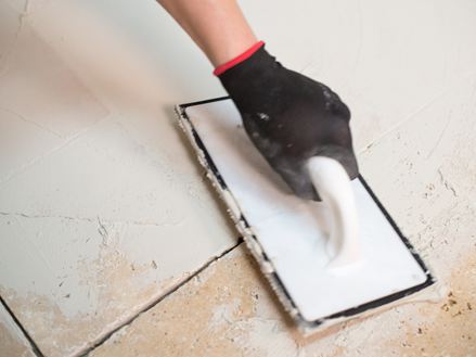 Löcher im Travertin spachteln