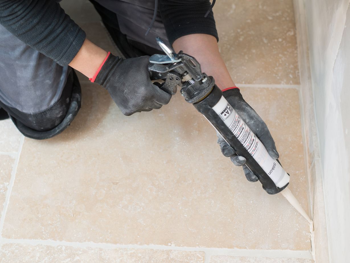 Natursteinsilikon mit Kartusche einbringen