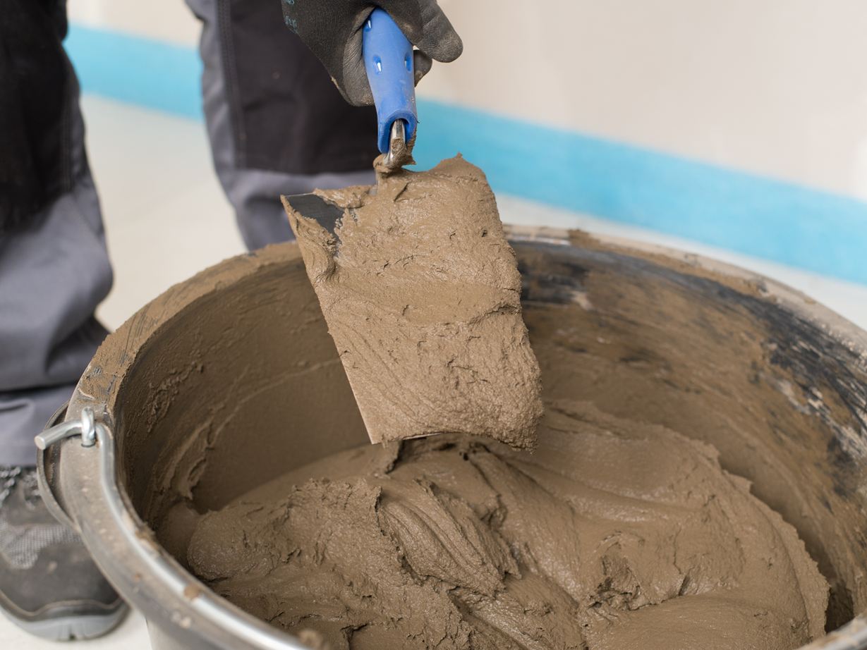 Une truelle avec un adhésif pour pierre naturelle