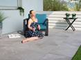 Femme assise sur une terrasse ensoleillée avec des panneaux optiques en ardoise Alpine Grey