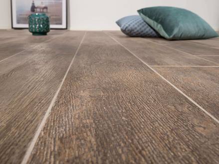 Carreaux d'aspect bois Indie Nova avec des coussins colorés et des décorations en arrière-plan