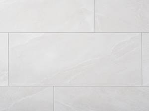 Des tons gris à crème pour ce carrelage effet ardoise. Zoom sur les carreaux Canyon Pearl en grès cérame effet ardoise et leurs joints.
