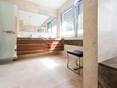 Salle de bains avec Travertin Classic Light comme revêtement de sol et mural