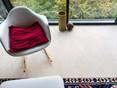 Couloir avec mur en pierre naturelle, buffet en bois et carreau de travertin beige Medium Line comme revêtement de sol