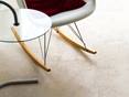 Carreaux travertin Medium Line avec chaise berçante et table en verre